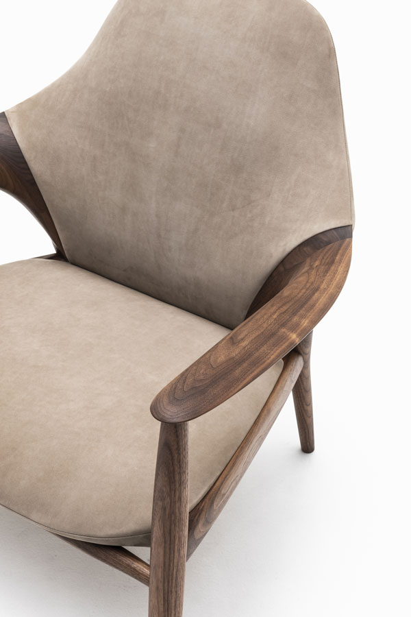 KUNST Armchair, Walnut (oiled), Almond leather