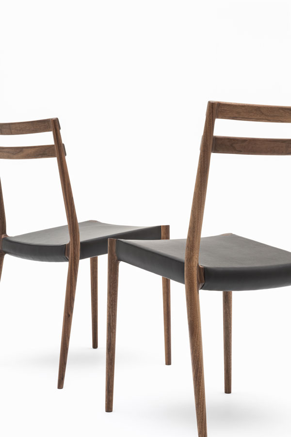 KUNST Cervo Stacking chair, Walnut (oiled), Shade:Ebony leather