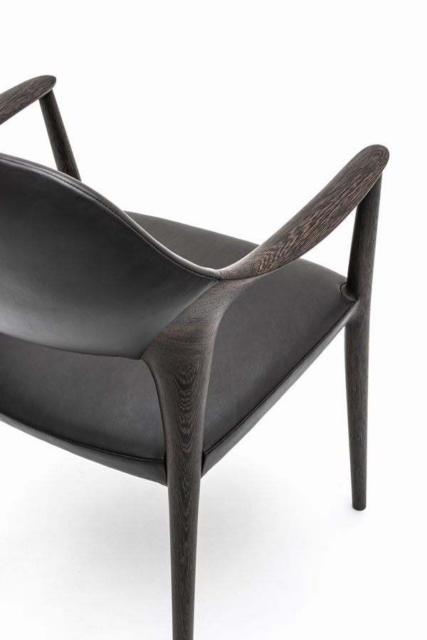 KUNST Diningchair, long arm, Wenge (oiled), Shade:Ebony leather