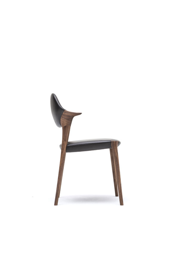 KUNST Diningchair, short arm, Walnut (oiled), Shade:Ebony leather