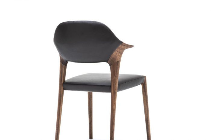 KUNST Diningchair, short arm, Walnut (oiled), Shade:Ebony leather